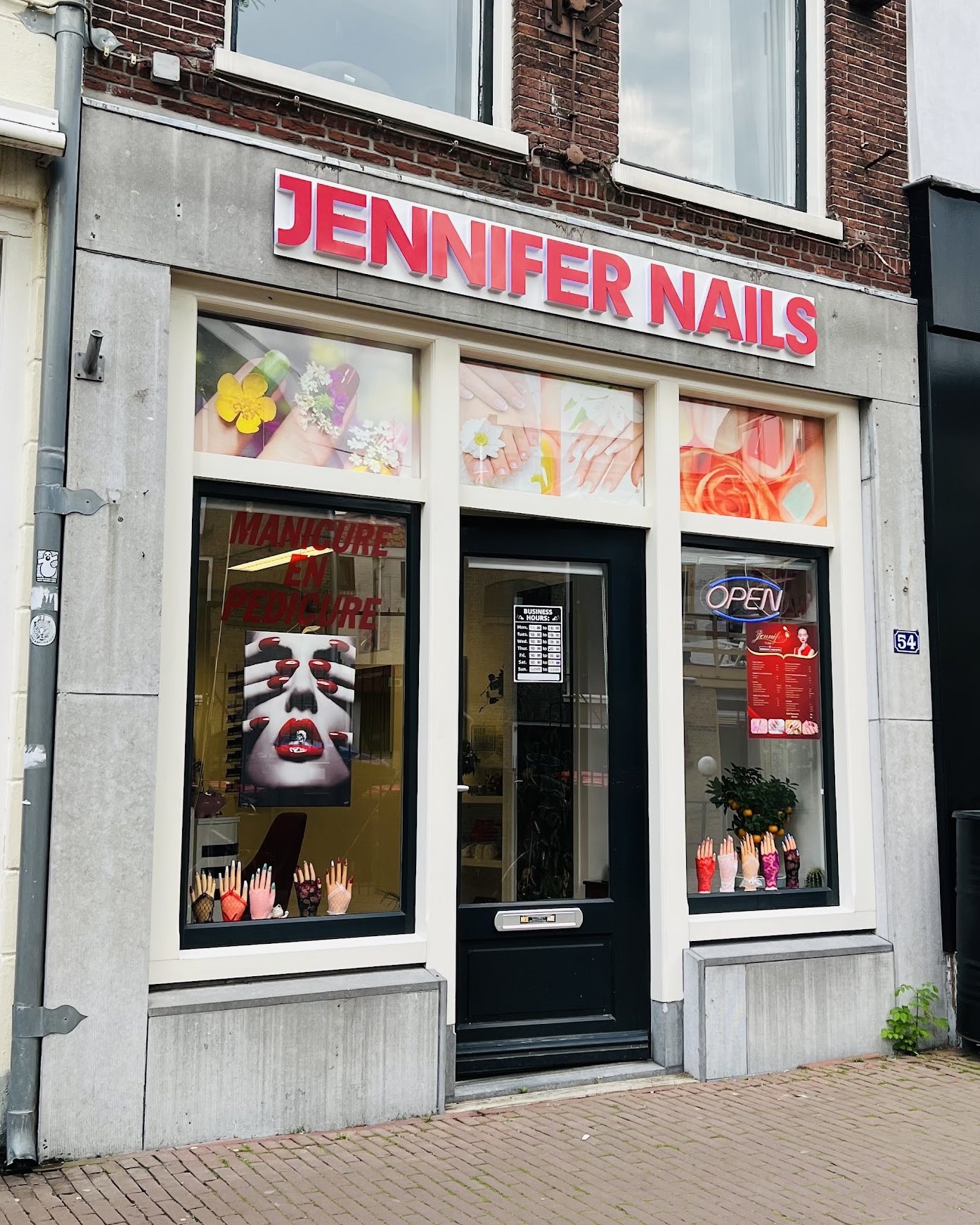 De winkelpui van Jennifer Nails aan de Zeugstraat 54 in Gouda, met rode letters boven het raam